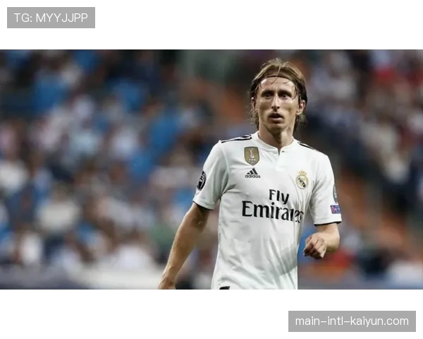 特写：39岁的莫德里奇在皇马训练课后加练长传